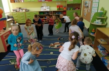 Zabawa muzyczno-ruchowa w kole