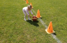 Kulanie pilki pomiedzy pacholkami