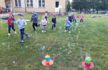 Radosne dzieci podczas zabawy z bankami