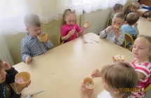 gr. I Dzien Dziecka wspolne jedzenie lodow