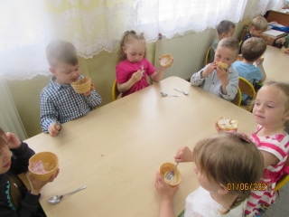 gr. I Dzien Dziecka wspolne jedzenie lodow
