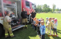 gr. I Dzien Dziecka ogladanie wyposazenia wozu strazackiego
