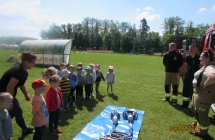 gr. I Dzien Dziecka ogladanie sprzetu potrzebnego w pracy strazaka