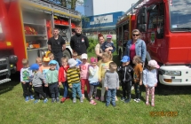 gr. I Dzien Dziecka pamiatkowe zdjecie z przedstawicielami strazy pozarnej