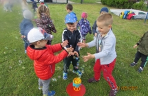 gr. I Dzien Dziecka lapanie baniek mydlanych