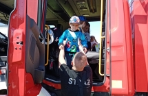 Dzieci z grupy VIII zwiedzaja woz strazacki. 