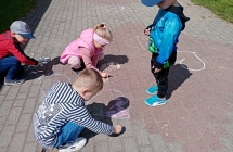 Dzieci z grupy VIII rysuja kreda. 
