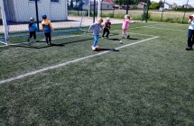 Dzieci z grupy VIII podczas zabawy na boisku Orlik. 