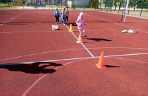 Dzieci z grupy VIII pokonuja tor przeszkod . 