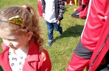 Dzieci z grupy VIII pokonuja tor przeszkod. 