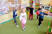 Dzieci z grupy VIII podczas zabaw z balonami. 