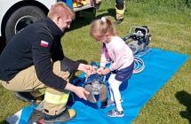 Dzieci z grupy VIII - poznaja sprzet strazacki. 