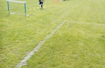 Dzieci z  grupy VIIII pokonuja tor przeszkod. 