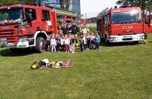 Dzieci z grupy VIII- fotografia ze strazakami. 