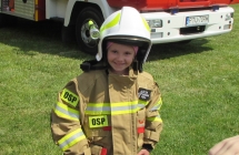 Zadowolona Gabrysia w stroju strazaka.