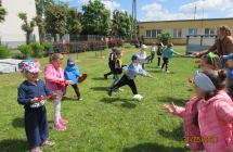 Radosne pieciolatki podczas konkurencji zrecznosciowej.
