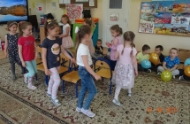 Dziewczynki z grupy V podczas konkursu tanecznego.