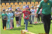 Dzieci z grupy V obserwuja kolege pokonujacego tor przeszkod.