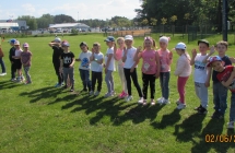 Pieciolatki na boisku OSiR wesolo machaja w oczekiwaniu na konkurencje sportowe.