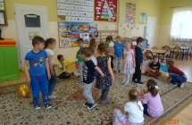 Dzieci z grupy V podczas tanca z balonami.