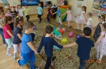 Dzieci z grupy V podczas zabawy tanecznej Stary niedzwiedz