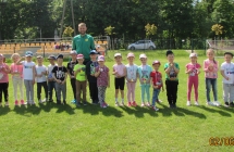 Dzieci piecioletnie z gr. V pozuja z pracownikiem OSiR-u demonstrujac zdobyte medale.