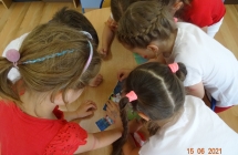 Dzieci z grupy V podczas ukladania puzzli.