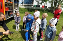 dzieci rozmawiaja ze strazakiem