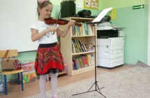 Dziecko wykonuje utwor muzyczny