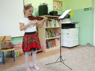 Dziecko wykonuje utwor muzyczny