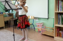 Dziewczynka gra na skrzypcach