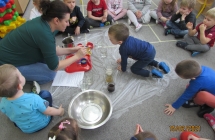 gr. I dzieci robia doswiadczenia i eksperymenty