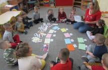 gr. I dzieci bawia sie z wierszem . Tuwima Lokomotywa