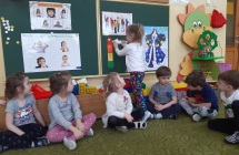 Dzieci przy tablicy - okreslanie nastroju za pomoca Termometru emocji