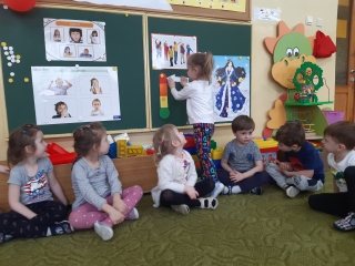 Dzieci przy tablicy - okreslanie nastroju za pomoca Termometru emocji