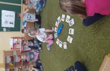 Dzieci w toku zabawy Gra w emocje