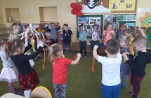 Dzieci z gr. III podczas tanca Cztery zywioly