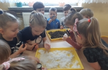 Dzieci w trakcie zabawy badawczej z lupami