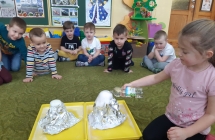 Dzieci przygadaja sie eksperymentowi Wybuch wulkanu