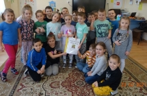 Pieciolatki z grupy V prezentuja grupowa Ksiege eksperymentow Malego Misia.