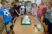 Radosne dzieci z gr. V podczas wykonywania eksperymentu Wybuch wulkanu.