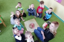 Dzieci z grupy VIII - podczas doswiadczenia z wybuchajacym wulkanem. 