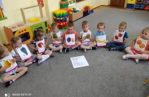 pamiatkowe zdjecie z napisem Dbamy o siebie, jemy owoce i warzywa