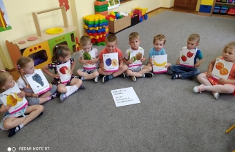 pamiatkowe zdjecie z napisem Dbamy o siebie, jemy owoce i warzywa