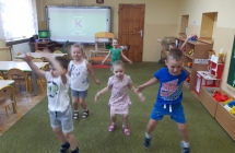 Dzieci podczas cwiczen ruchowych