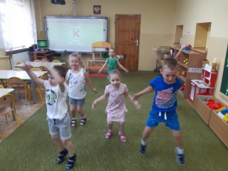 Dzieci podczas cwiczen ruchowych