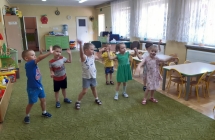 Dzieci wykonuja uklad cwiczen z Kubusiem