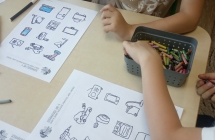 dzieci wykonuja karty pracy