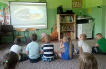 dzieci ogladaja film o zasobach naturalnych
