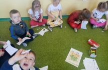 dzieci wycinaja elementy stworzone przez nature